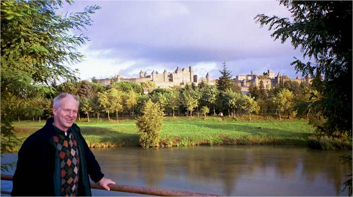 Dag med den gamle borgbyen Carcassonne i bakgrunnen