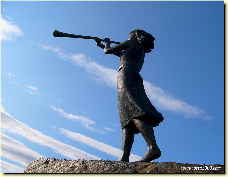 Et bilde som inneholder himmel, utendrs, sky, skulptur

Automatisk generert beskrivelse